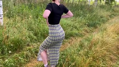 Edzino suĉas kokon sur la strato kaj seksumas kun finaĵo sur ŝia azeno. CleoModel Rusa porno